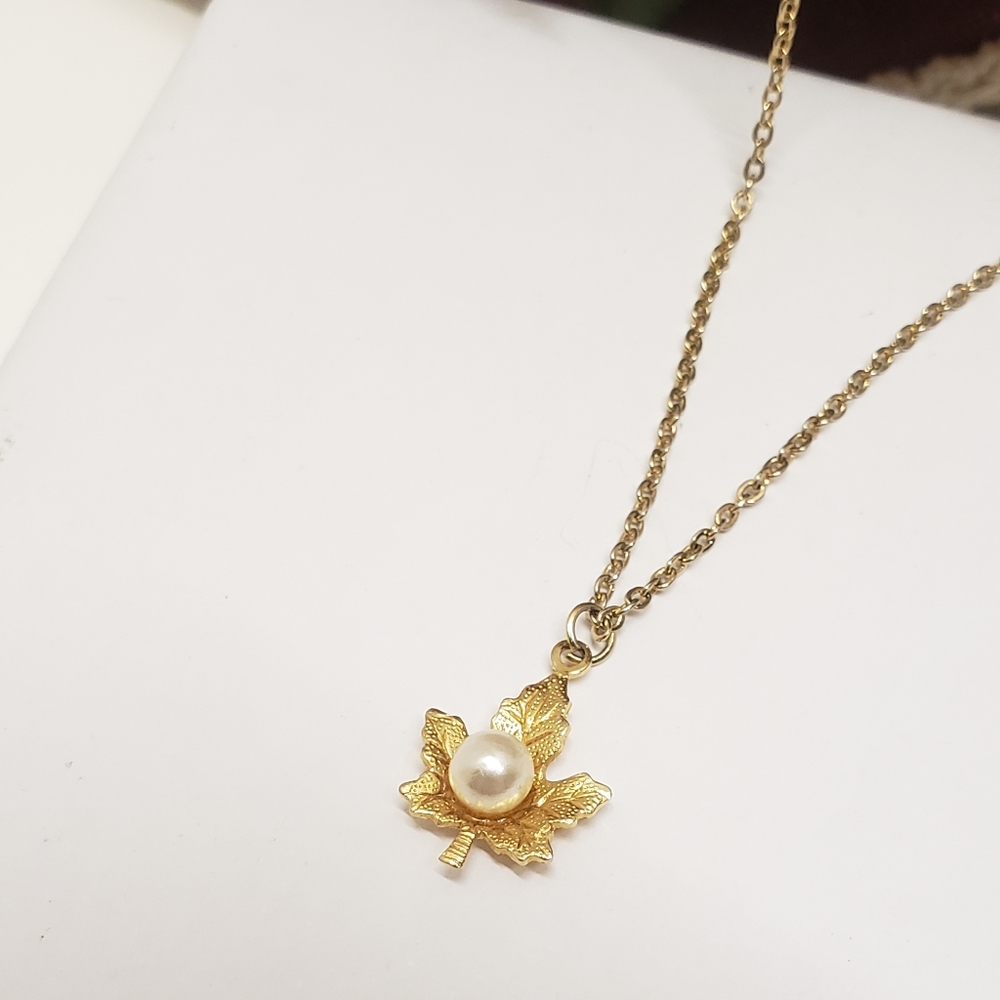 Vintage Petite Gold Leaf with Pearl Necklace - Picture 1 of 5